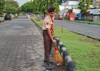 Anggota Saka Bhayangkara Polres Sukoharjo Lakukan Kurve di Pos Pam Pandawa dalam Aksi Pramuka Peduli Karya Bakti Lebaran 2025