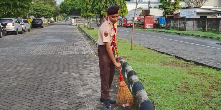 Anggota Saka Bhayangkara Polres Sukoharjo Lakukan Kurve di Pos Pam Pandawa dalam Aksi Pramuka Peduli Karya Bakti Lebaran 2025