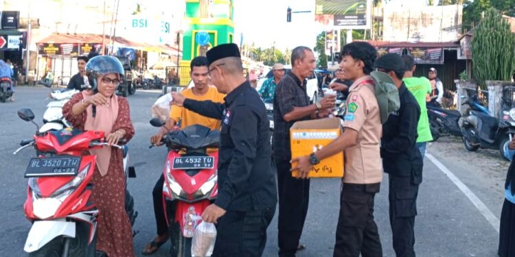 25 Ramadhan, Pramuka Di Aceh Selatan Bagikan Ratusan Takjil