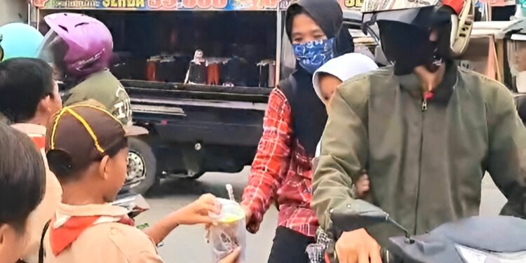 Pramuka Penggalang SD Kristen Banyumas Berbagi Takjil di Bulan Ramadhan