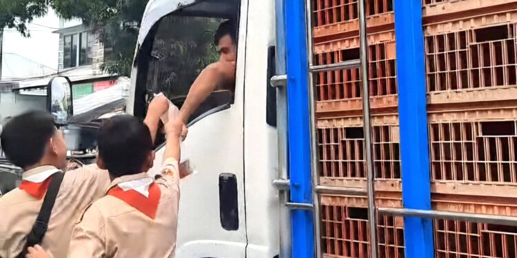 Pramuka Penggalang SD Kristen Banyumas Berbagi Takjil di Bulan Ramadhan