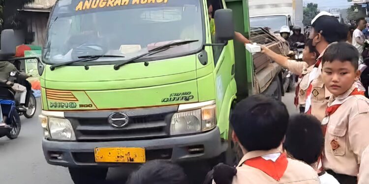 Pramuka Penggalang SD Kristen Banyumas Berbagi Takjil di Bulan Ramadhan