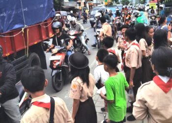 Pramuka Penggalang SD Kristen Banyumas Berbagi Takjil di Bulan Ramadhan