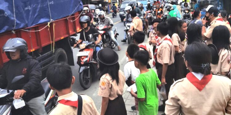 Pramuka Penggalang SD Kristen Banyumas Berbagi Takjil di Bulan Ramadhan