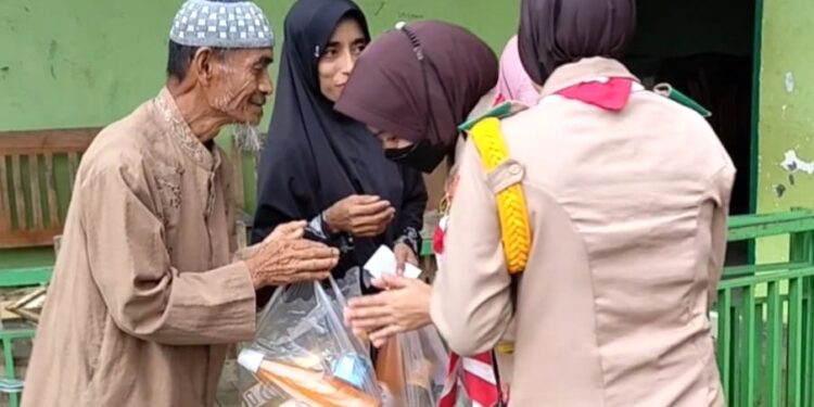 “Fisabilillah XI” Saka Tarunabumi Patimpeng : Berbagi Paket Lebaran, Tebar Kebahagiaan dengan Semangat Fisabilillah