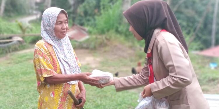 Baksos Ramadhan, Kwarcab Pramuka Kota Sawahlunto Bagikan Takjil ke Rumah Warga