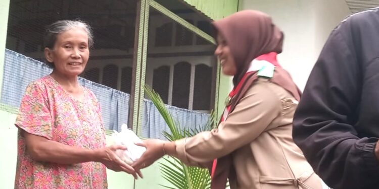 Baksos Ramadhan, Kwarcab Pramuka Kota Sawahlunto Bagikan Takjil ke Rumah Warga