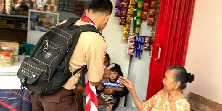 Baksos Ramadhan, Kwarcab Pramuka Kota Sawahlunto Bagikan Takjil ke Rumah Warga