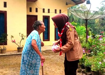Baksos Ramadhan, Kwarcab Pramuka Kota Sawahlunto Bagikan Takjil ke Rumah Warga