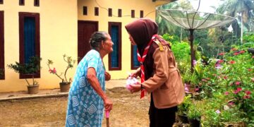 Baksos Ramadhan, Kwarcab Pramuka Kota Sawahlunto Bagikan Takjil ke Rumah Warga