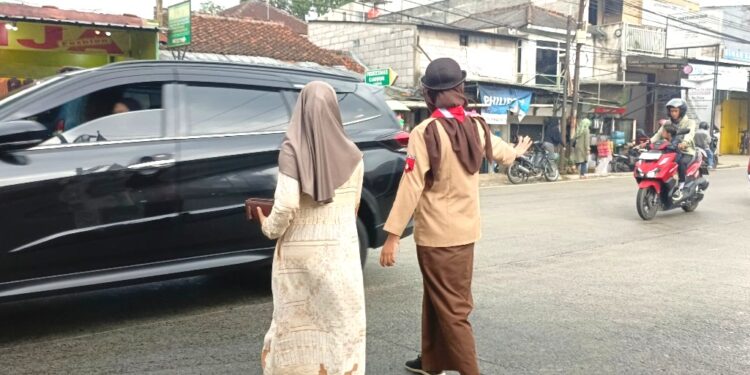 Gerakan Pramuka Kwartir Ranting Caringin melaksanakan kegiatan KBL (Karya Bakti Lebaran)