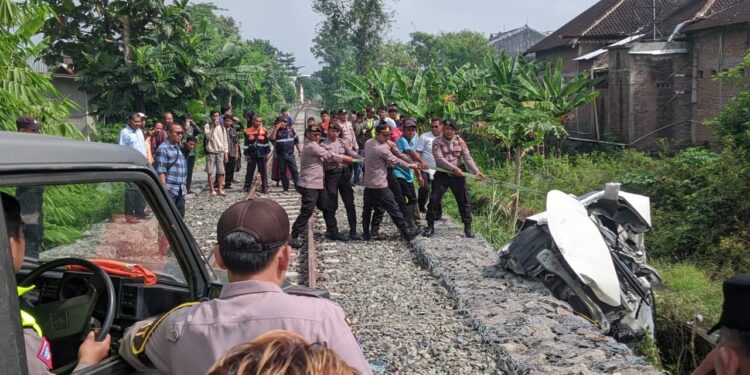 Saka Bhayangkara Polres Sukoharjo Bantu Pengaturan Lalu Lintas dalam Kecelakaan Kereta di Timur Terminal Sukoharjo