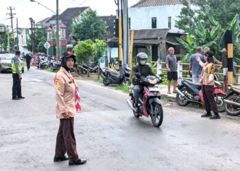 Saka Bhayangkara Polres Sukoharjo Bantu Pengaturan Lalu Lintas dalam Kecelakaan Kereta di Timur Terminal Sukoharjo