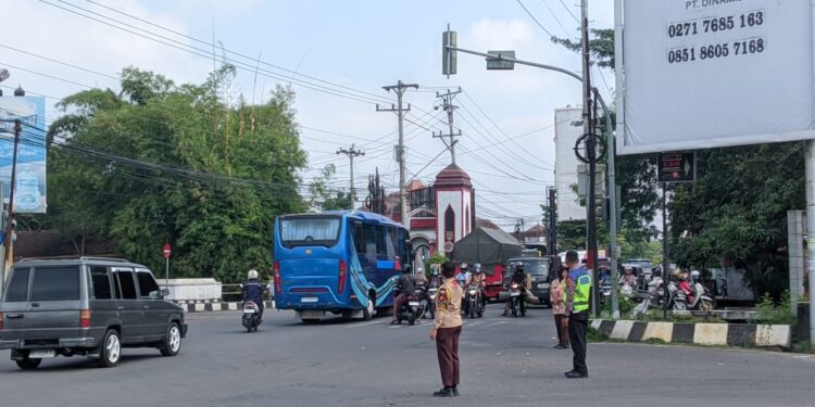 Saka Bhayangkara Polres Sukoharjo Bantu Pengaturan Lalu Lintas dalam Kecelakaan Kereta di Timur Terminal Sukoharjo