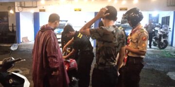 Anggota Saka Bhayangkara Posko Induk Kwarcab Sukoharjo Bantu Warga Kehabisan Bensin