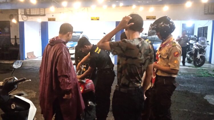 Anggota Saka Bhayangkara Posko Induk Kwarcab Sukoharjo Bantu Warga Kehabisan Bensin