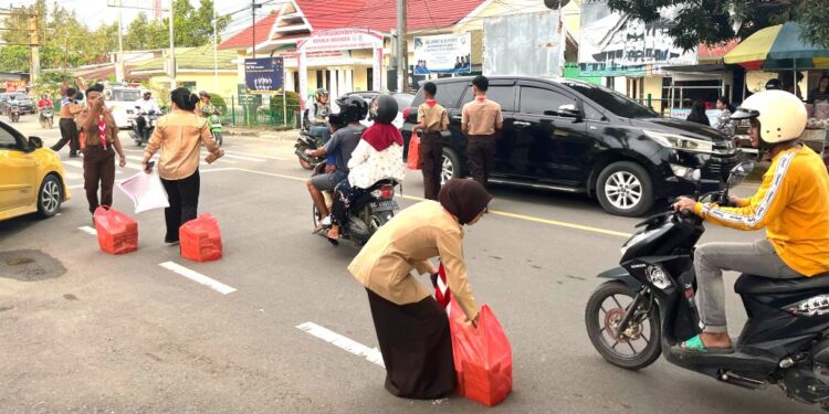 25 Ramadhan, Pramuka Di Kota Mamuju Bagikan Ratusan Takjil