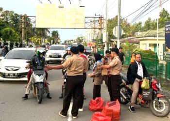 25 Ramadhan, Pramuka Di Kota Mamuju Bagikan Ratusan Takjil