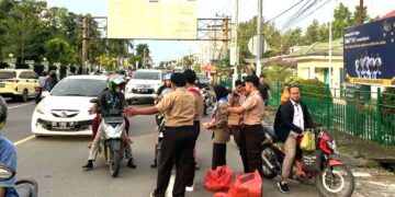 25 Ramadhan, Pramuka Di Kota Mamuju Bagikan Ratusan Takjil