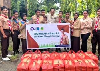 Baksos Ramadhan, Saka Bhayangkara Polsek Kalukku Bagikan Takjil Ke Masyarakat Dan Pelintas Jalan