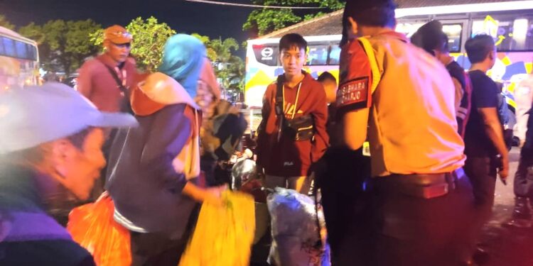 Anggota Saka Bhayangkara Bantu Pemudik di Terminal Sukoharjo dalam Program Mudik Gratis 2025