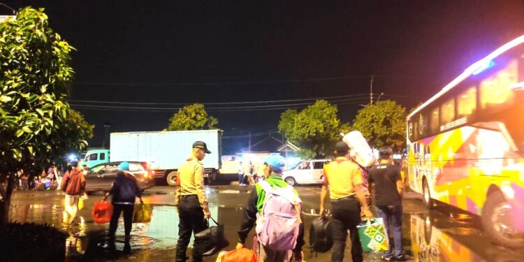 Anggota Saka Bhayangkara Bantu Pemudik di Terminal Sukoharjo dalam Program Mudik Gratis 2025
