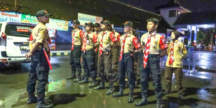 Anggota Saka Bhayangkara Bantu Pemudik di Terminal Sukoharjo dalam Program Mudik Gratis 2025