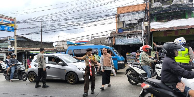 Gerakan Pramuka Kwartir Ranting Caringin turut serta dalam kegiatan Pengamanan Lalu Lintas menjelang Hari Raya Idul Fitri 1446 H pada hari Kamis