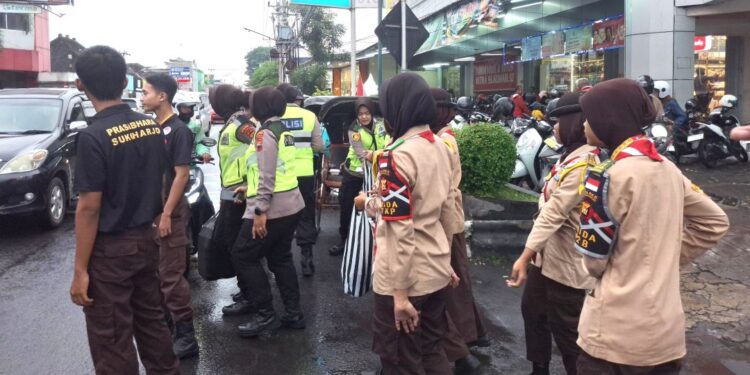 Anggota Saka Bhayangkara dan Polwan Polres Sukoharjo Bagikan Takjil untuk Masyarakat