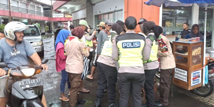 Anggota Saka Bhayangkara dan Polwan Polres Sukoharjo Bagikan Takjil untuk Masyarakat