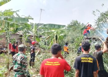 Saka Bhayangkara Polresta Banyumas Bantu Penanganan Rumpun Bambu Tumbang