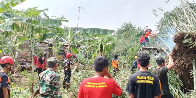 Saka Bhayangkara Polresta Banyumas Bantu Penanganan Rumpun Bambu Tumbang