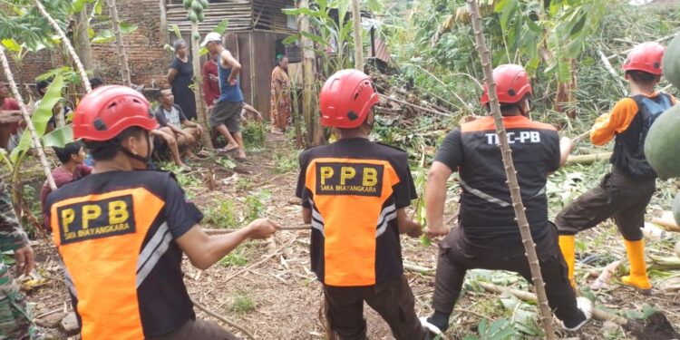 Saka Bhayangkara Polresta Banyumas Bantu Penanganan Rumpun Bambu Tumbang