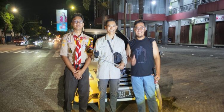 Pramuka Saka Bhayangkara Polres Sukoharjo Evakuasi Ular di Kap Mobil Warga