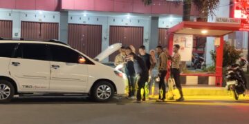 Pramuka Saka Bhayangkara Polres Sukoharjo Evakuasi Ular di Kap Mobil Warga