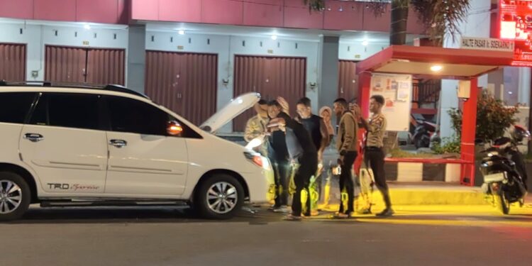 Pramuka Saka Bhayangkara Polres Sukoharjo Evakuasi Ular di Kap Mobil Warga