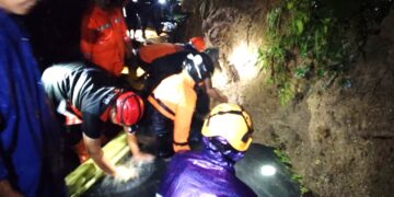 Saka Bhayangkara Polresta Banyumas Bantu Penanganan Tanah Logsor