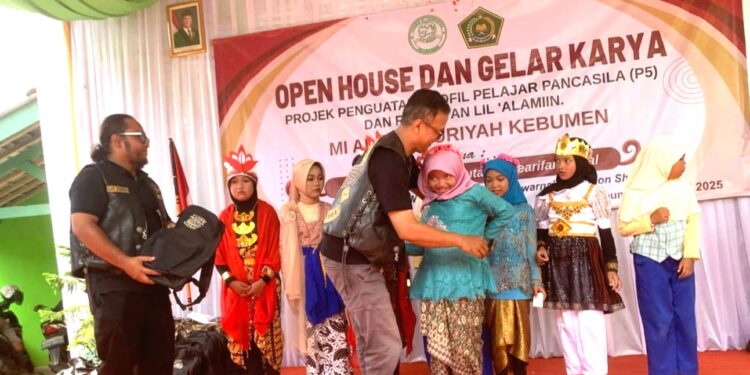 MACI Banyumas Bagikan Peralatan Sekolah kepada Pramuka MI Al Masruriyah Juara Pesta Siaga Kwarcab