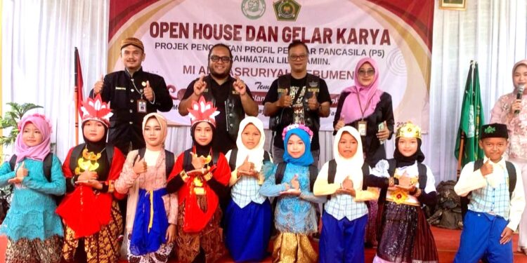 MACI Banyumas Bagikan Peralatan Sekolah kepada Pramuka MI Al Masruriyah Juara Pesta Siaga Kwarcab