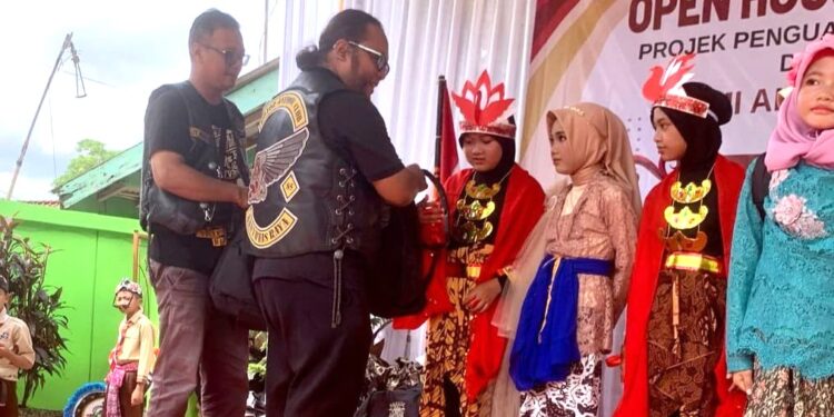 MACI Banyumas Bagikan Peralatan Sekolah kepada Pramuka MI Al Masruriyah Juara Pesta Siaga Kwarcab