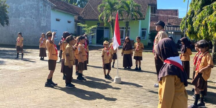 16 Siaga Mula Resmi Dilantik di Pangkalan SD Negeri 1 Lemahbangkulon