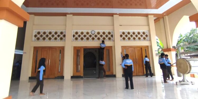 Liburan Ceria, Pramuka Ambalan Pangeran Diponegoro dan Dewi Sartika Bakti Kebersihan Tempat Ibadah