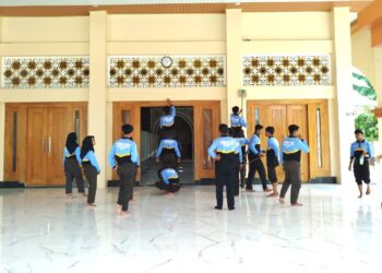 Liburan Ceria, Pramuka Ambalan Pangeran Diponegoro dan Dewi Sartika Bakti Kebersihan Tempat Ibadah