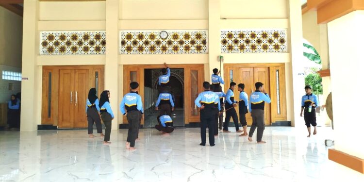 Liburan Ceria, Pramuka Ambalan Pangeran Diponegoro dan Dewi Sartika Bakti Kebersihan Tempat Ibadah