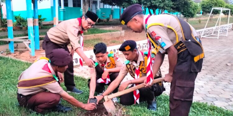 Pramuka Bersama Untuk Bumi: Aksi Penanaman Pohon dan Eliminasi Sampah Plastik