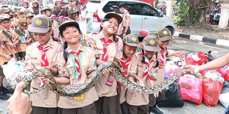 Cintai Lingkungan, Peserta Pesta Siaga Berkenalan Dengan Reptil