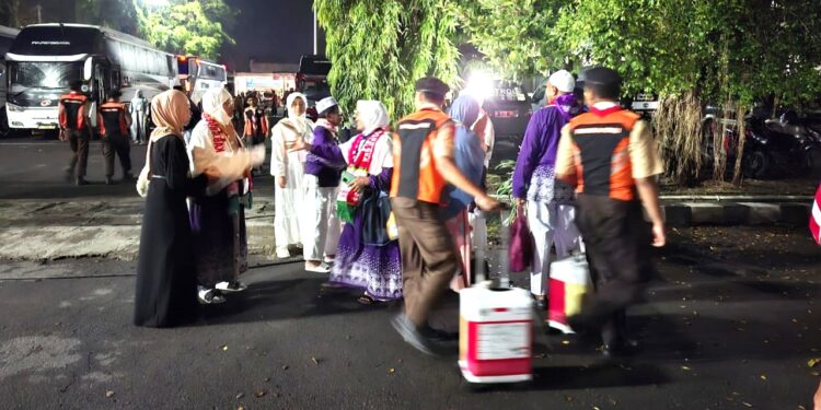 Pramuka Bantu Pemberangkatan Jamaah Haji Grobogan