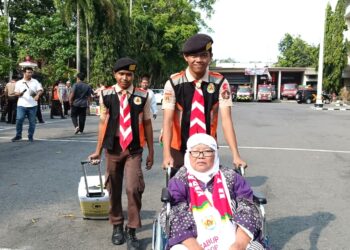 Pramuka Bantu Pemberangkatan Jamaah Haji Grobogan