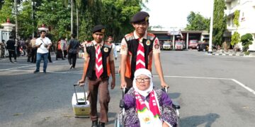 Pramuka Bantu Pemberangkatan Jamaah Haji Grobogan