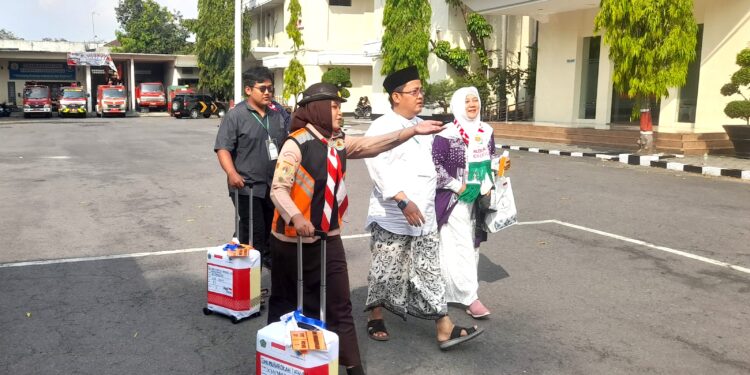 Pramuka Bantu Pemberangkatan Jamaah Haji Grobogan